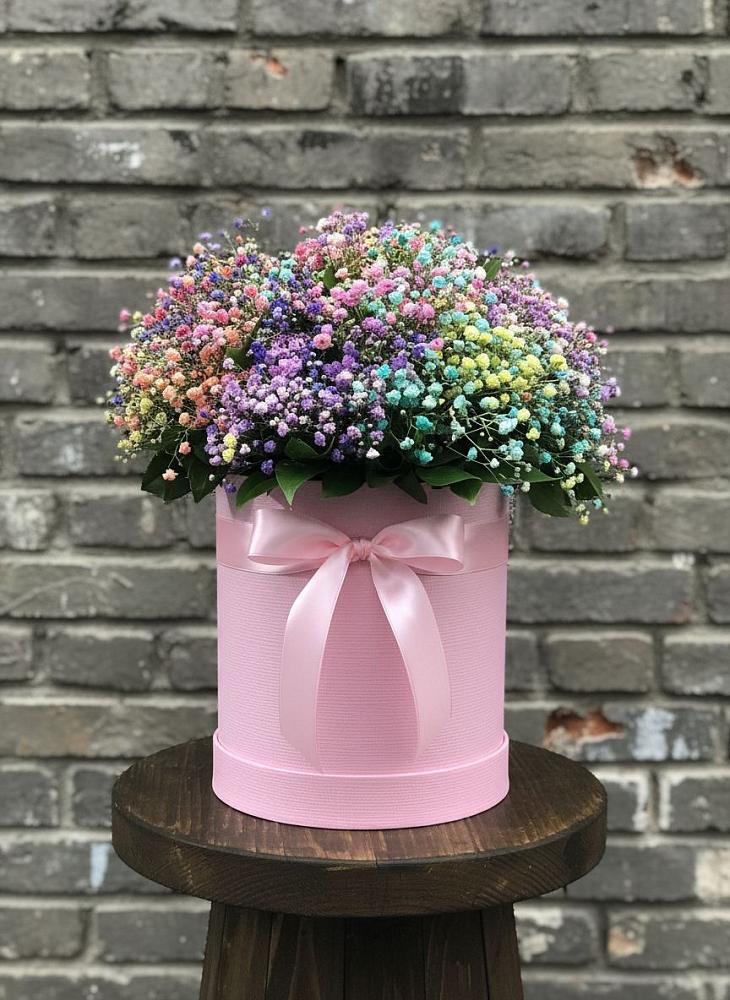 Цветочная композиция из Гипсофила и Розы в шляпной коробке в Рудногорске