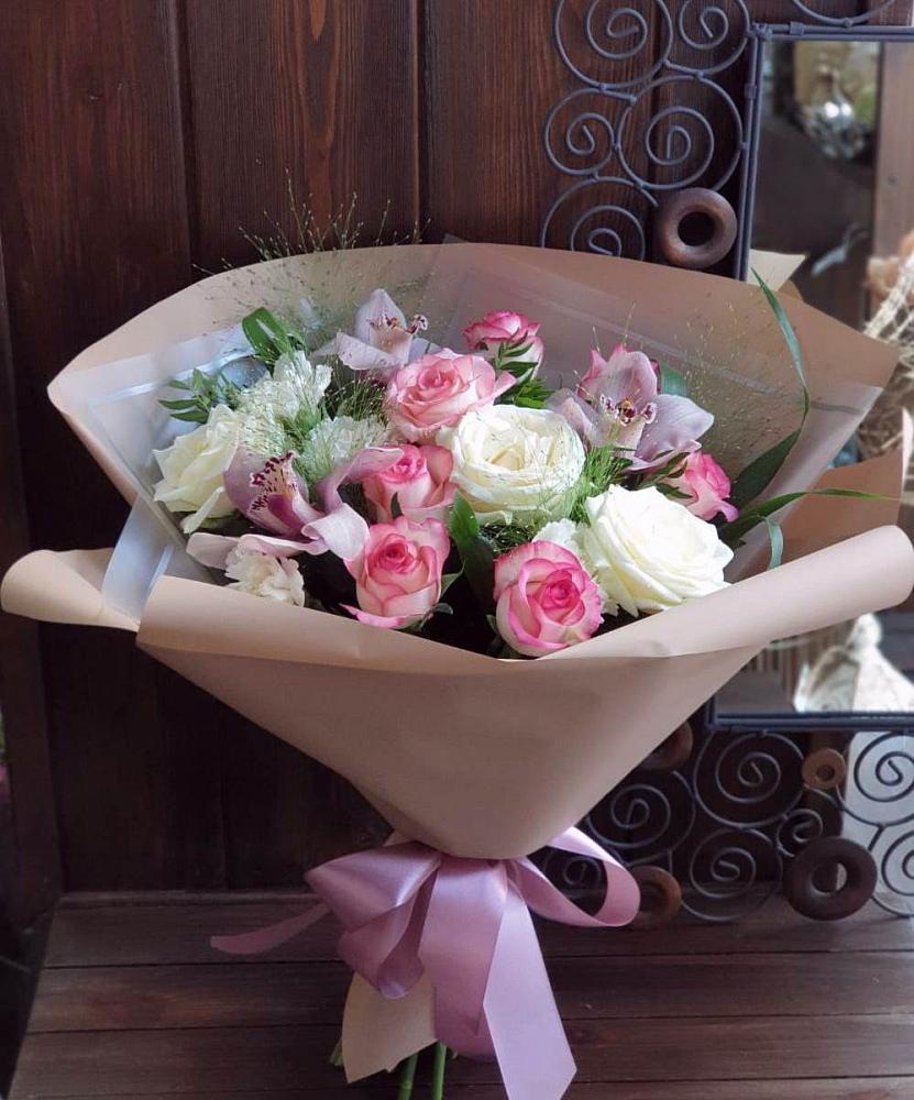 Букет цветов из: Гвоздики, Орхидеи, Розы и Хризантемы в Рудногорске