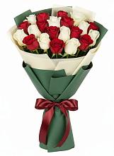 Букет Микс из красных и белых роз в Рудногорске