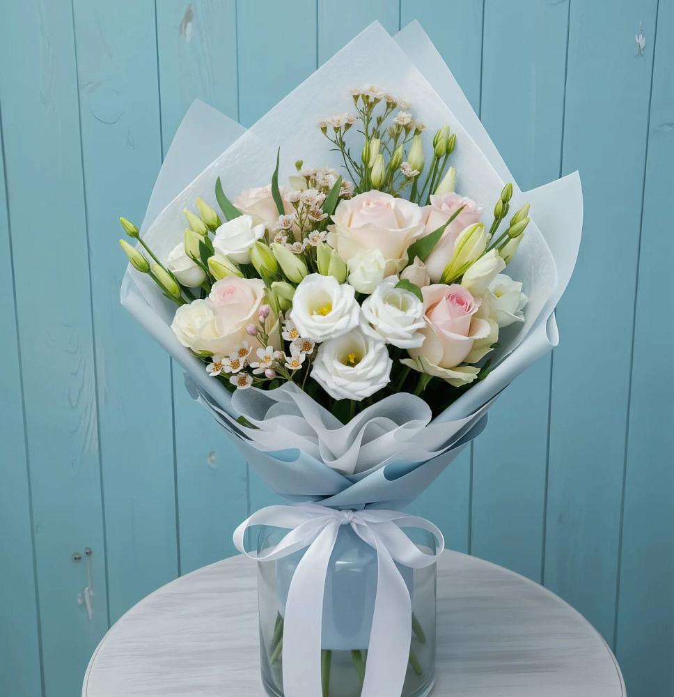 Букет цветов из: Розы и Лизиантусы в Рудногорске