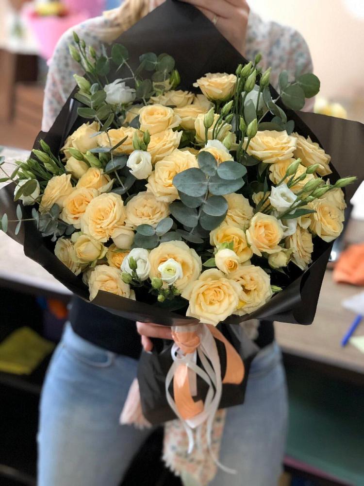 Букет цветов из: Розы и Лизиантусы в Рудногорске