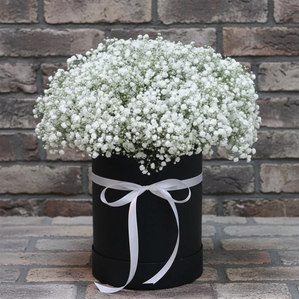 Цветочная композиция из Гипсофила в шляпной коробке в Рудногорске