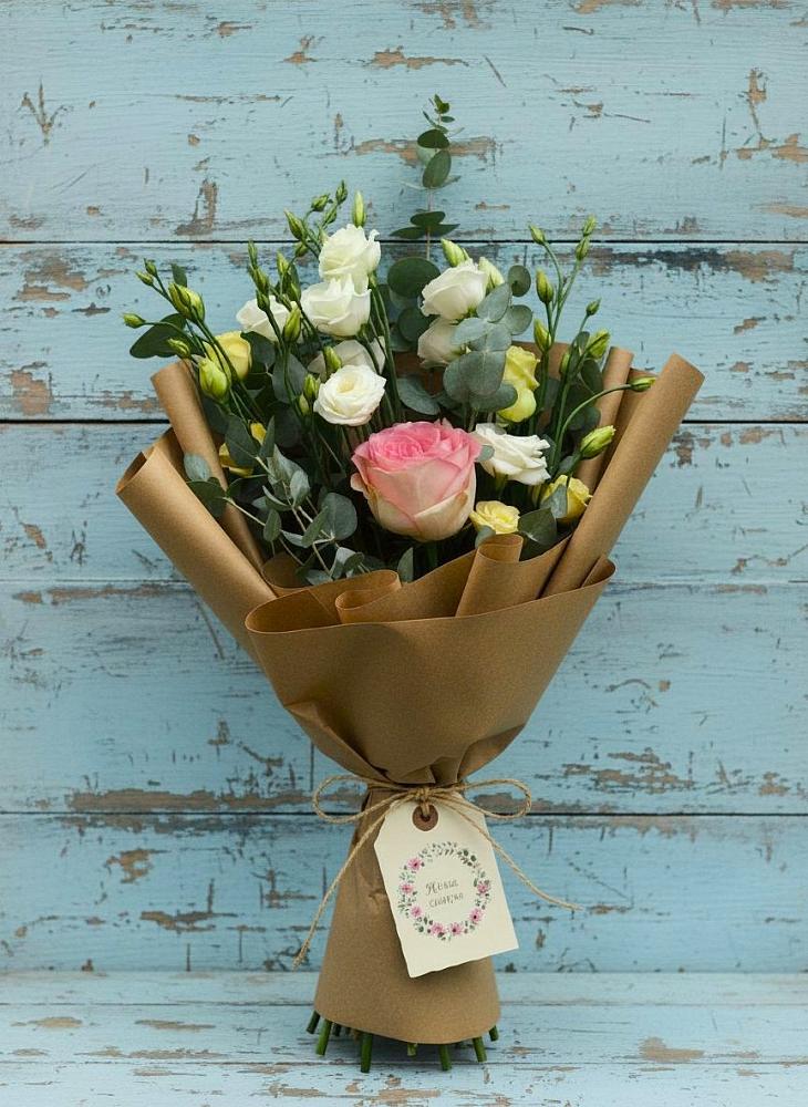 Букет цветов из: Розы и Лизиантусы в Рудногорске