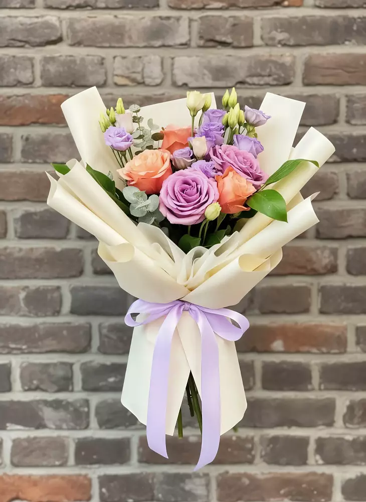 Букет цветов из: Лизиантусы и Розы в Рудногорске