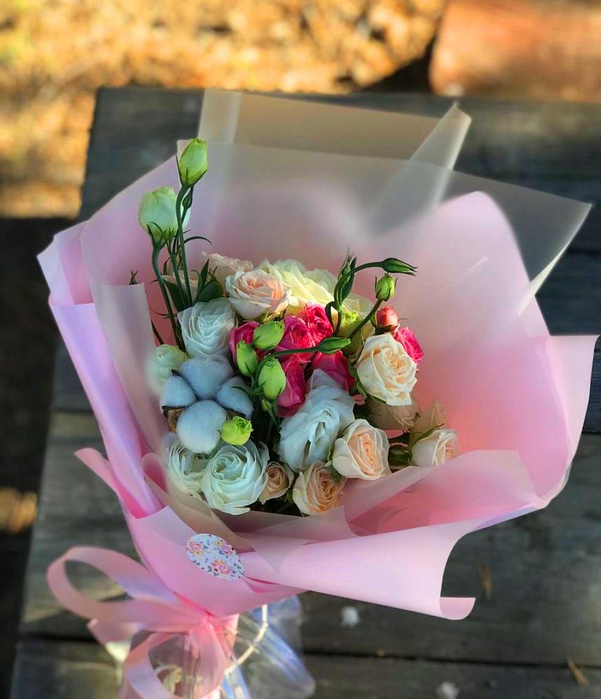 Букет цветов из: Розы и Лизиантусы в Рудногорске