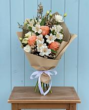 Букет цветов из:  Альстромерии, Лизиантусы, Розы и Хризантемы #REPLACE_PRED# Рудногорске