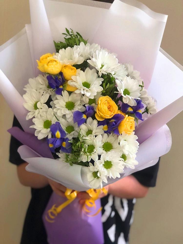 Букет цветов из: Ирисы, Хризантемы и Розы в Рудногорске