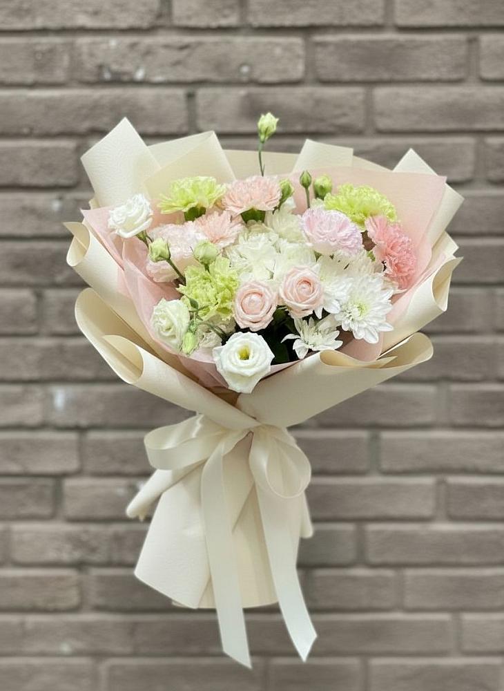 Букет цветов из: Гвоздики, Розы, Лизиантусы и Хризантемы в Рудногорске