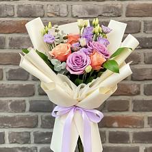 Букет цветов из:  Лизиантусы и Розы в Рудногорске