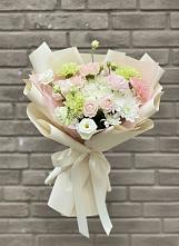 Букет цветов из:  Гвоздики, Розы, Лизиантусы и Хризантемы в Рудногорске