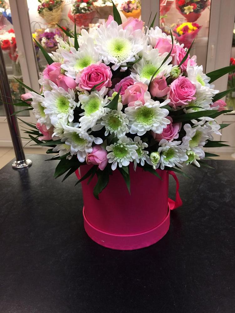 Цветочная композиция из Розы и Хризантемы в шляпной коробке в Рудногорске