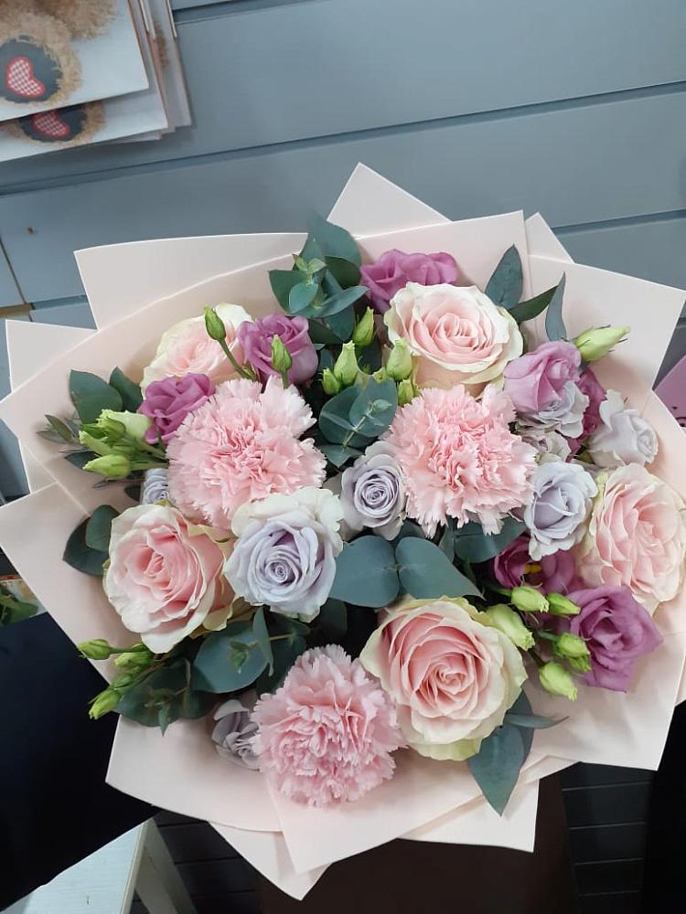 Букет цветов из: Розы, Гвоздики и Лизиантусы в Рудногорске