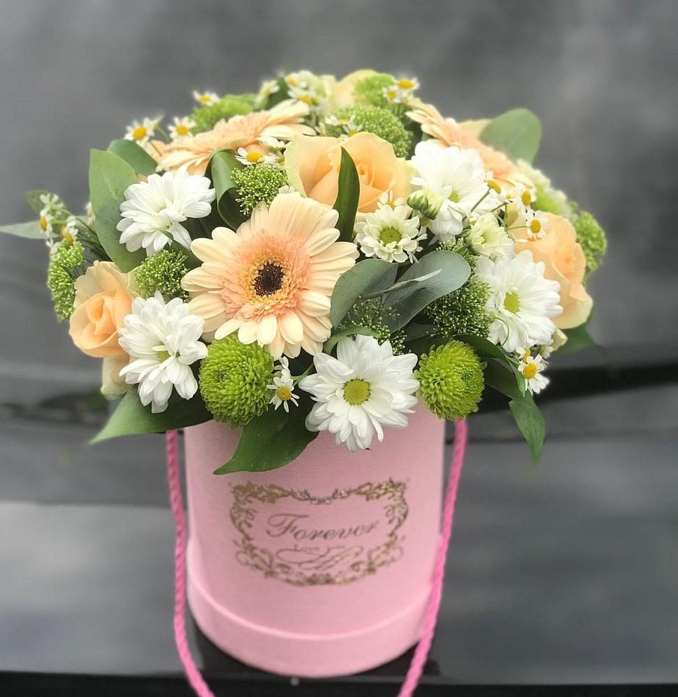 Цветочная композиция из Розы, Герберы и Хризантемы в шляпной коробке в Рудногорске