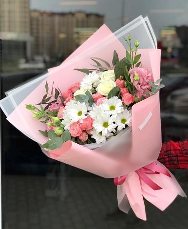 Букет цветов из: Розы, Лизиантусы и Хризантемы в Рудногорске