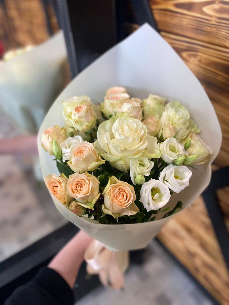 Букет цветов из: Розы и Лизиантусы в Рудногорске