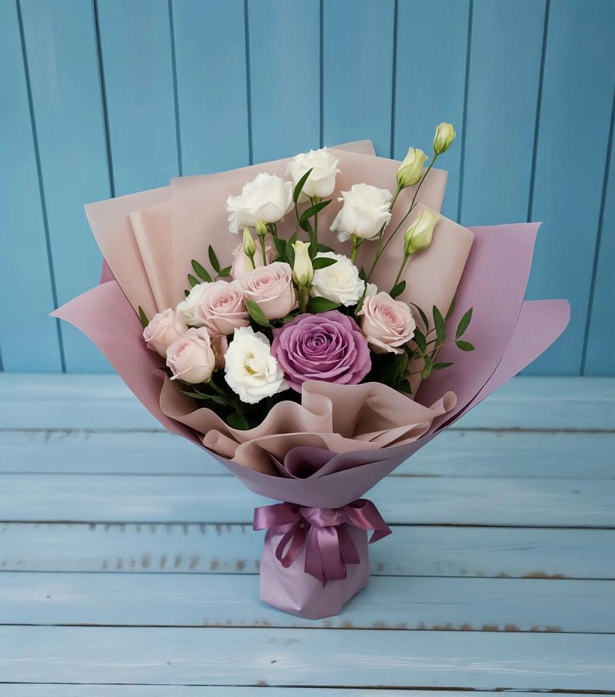 Букет цветов из: Розы и Лизиантусы в Рудногорске